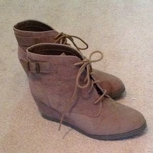 Women's size 7 1/2 Madden Girl tan wedge booties